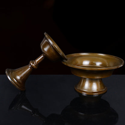 Klassischer Serkyem-Beschützer-Opferbecher aus oxidiertem Kupfer