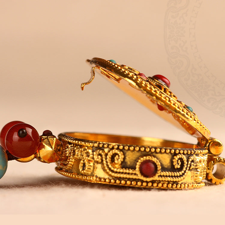 Colgante Gau de forma ovalada Mani Mantra