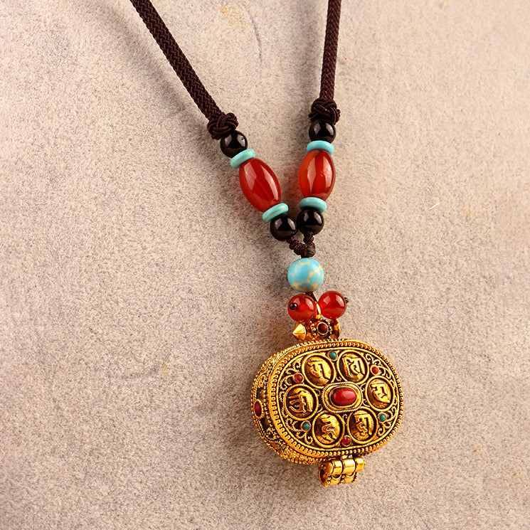 Colgante Gau de forma ovalada Mani Mantra