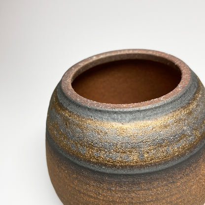 Bote de té de cerámica con esmalte metálico