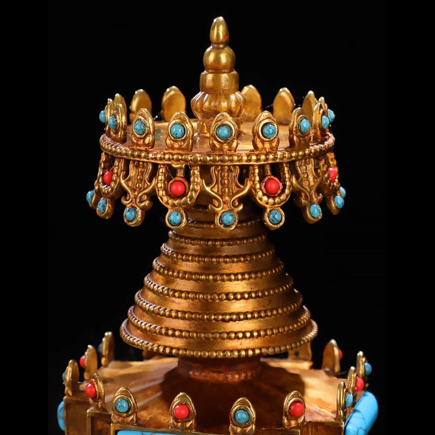 Prächtige Kadam-Stupa mit rundem Design