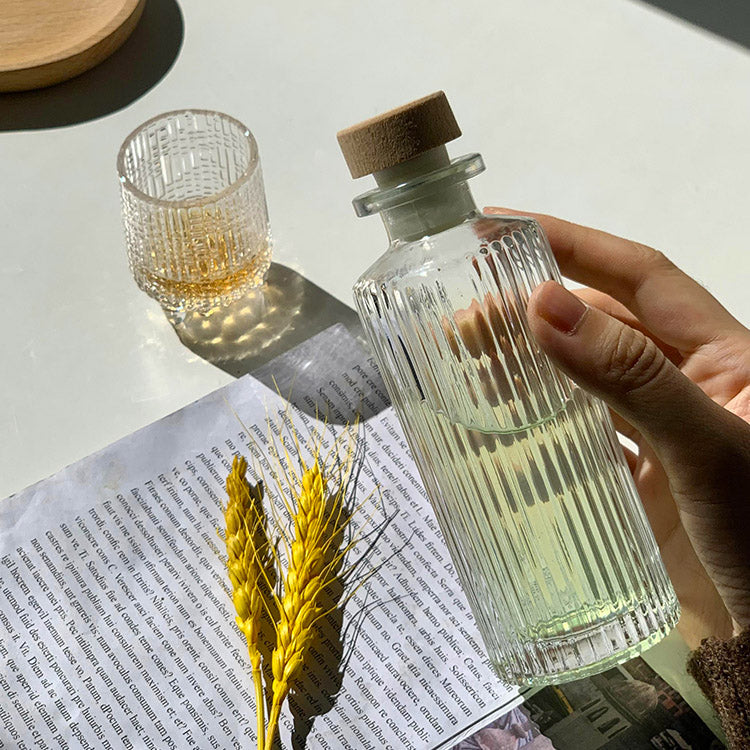 Práctica botella de vidrio hermética con tapón de goma pequeña